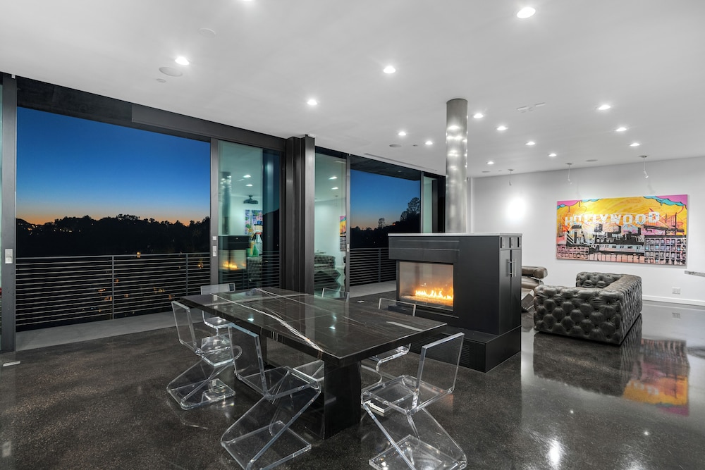 Glass Mansion - Chic Glass Villa in LA Hills With Views, Style & Serenity