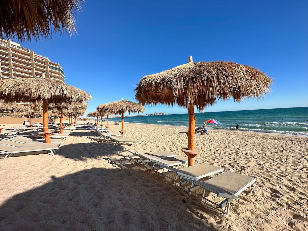 Paradise Found Luxe 2BR Condo in Iconic Location