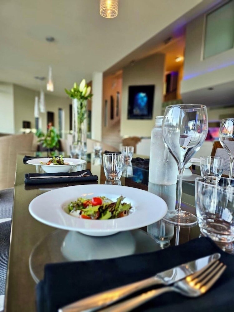 Exclusive Suite - Ocean Views & Beach