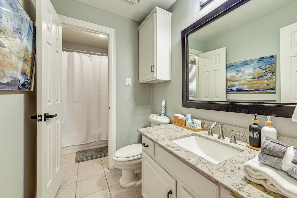 Relax By Pool, Soak in Hot Tub: Plano Home