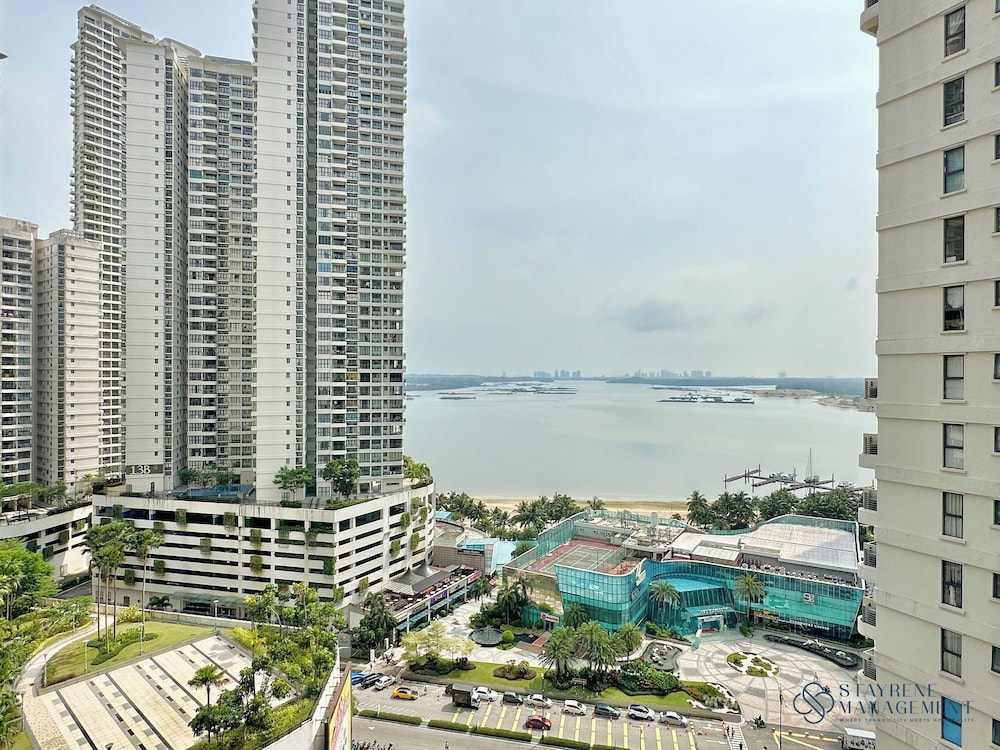 Country Garden Danga Bay Sea View Homestay by Stayrene