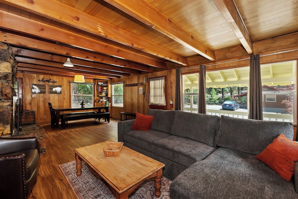 Sunshine Cabin Cozy 2-Story Getaway