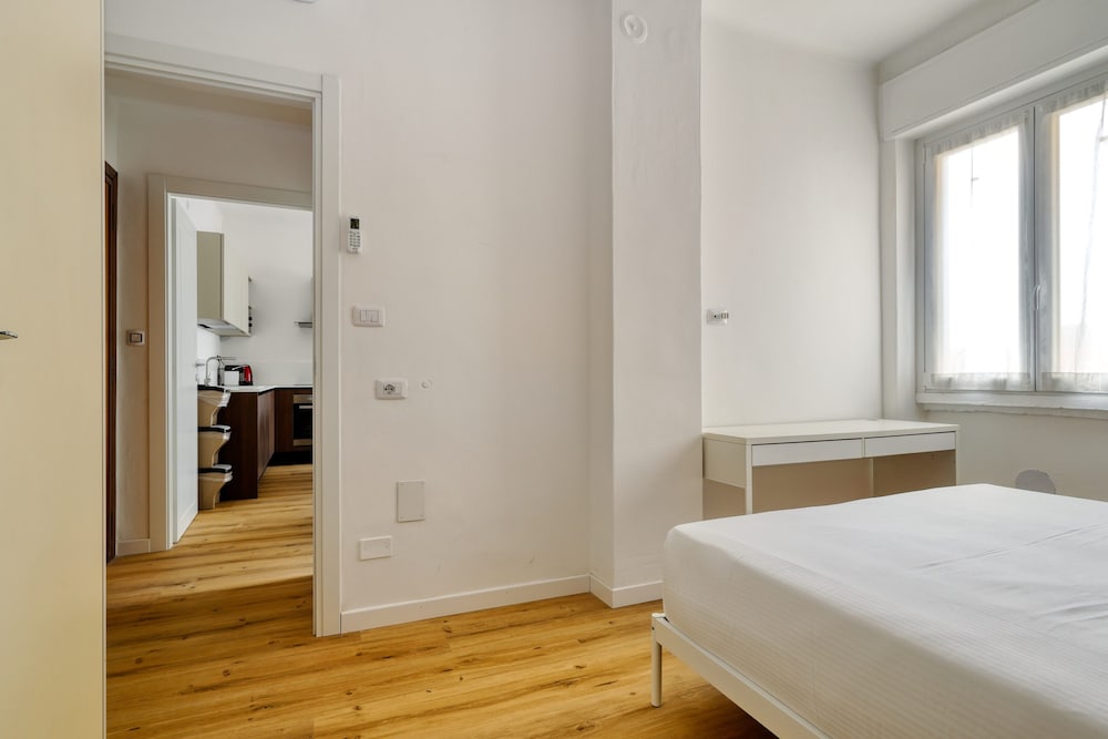 1-Bed apartment with balcony near subway