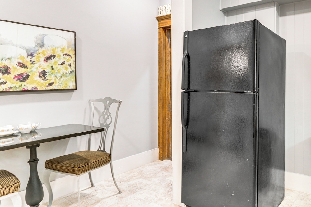 1 Mi to Dtwn Cumberland: Historic Apt w/ Patio!