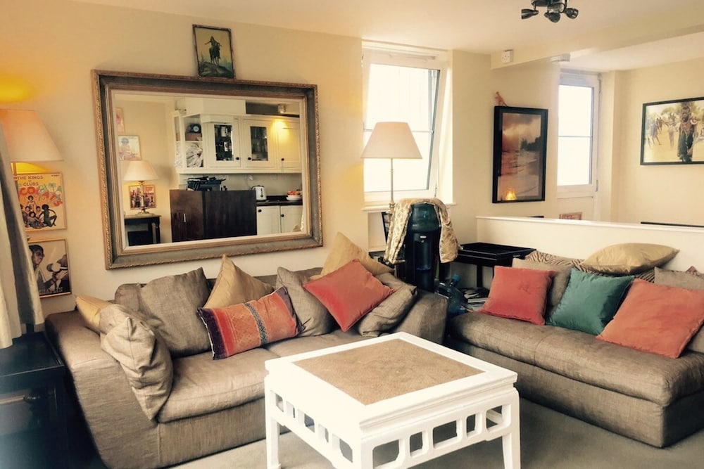 Lovely 2 Bedroom on the Corner of Portobello Road