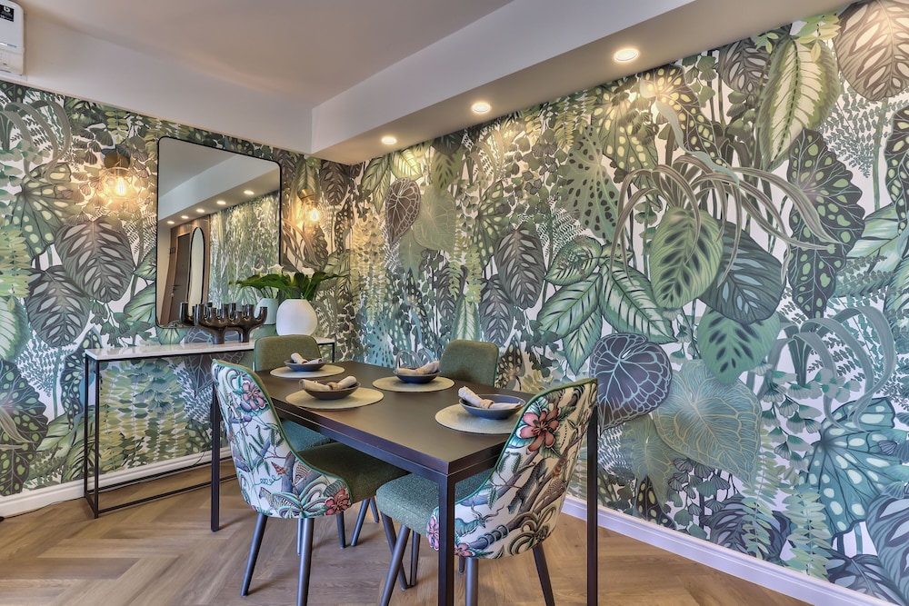 437 St Martini Gardens