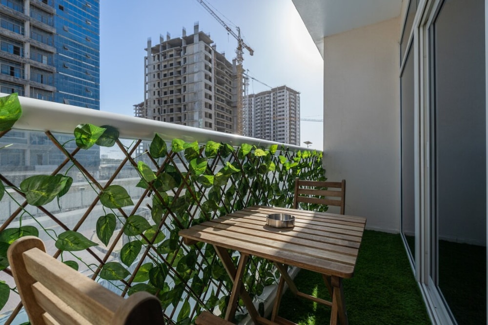 Calm Studio Apartment Right by the Golf Courses in Sports City
