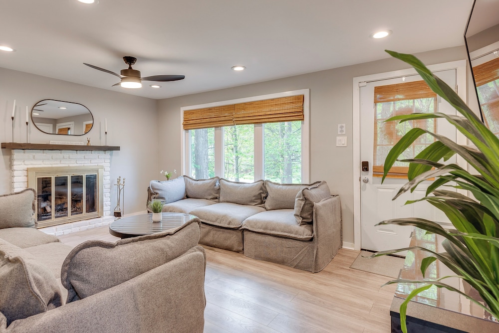 Game Room & Deck: Family Home in Tobyhanna!