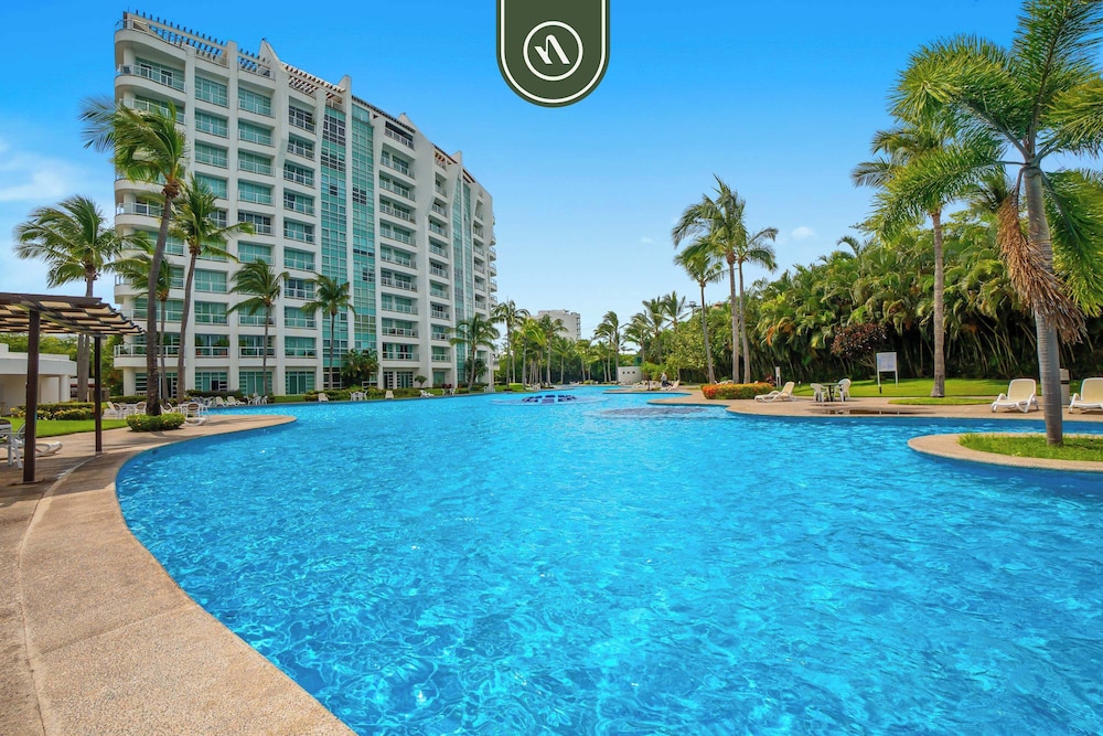 Stylish 2 BR Condo - Pools - Golf - Membership