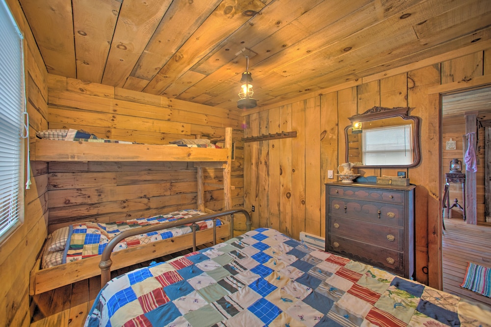 Secluded Powersville Cabin: 25 Mi to Lake Paho!