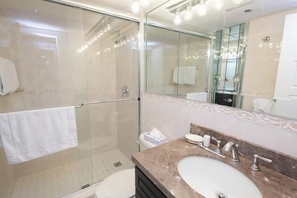 Alexander 819 2 Bedroom Apts
