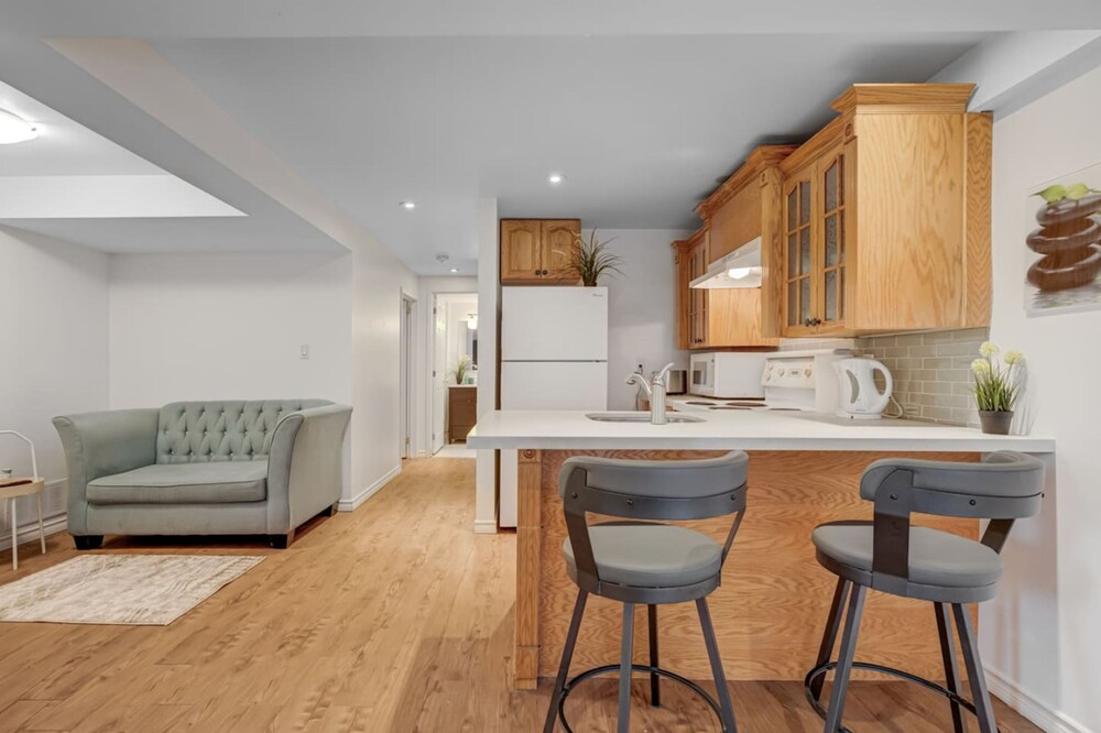 Comfortable Whitby 2 Bedroom Lower Suite