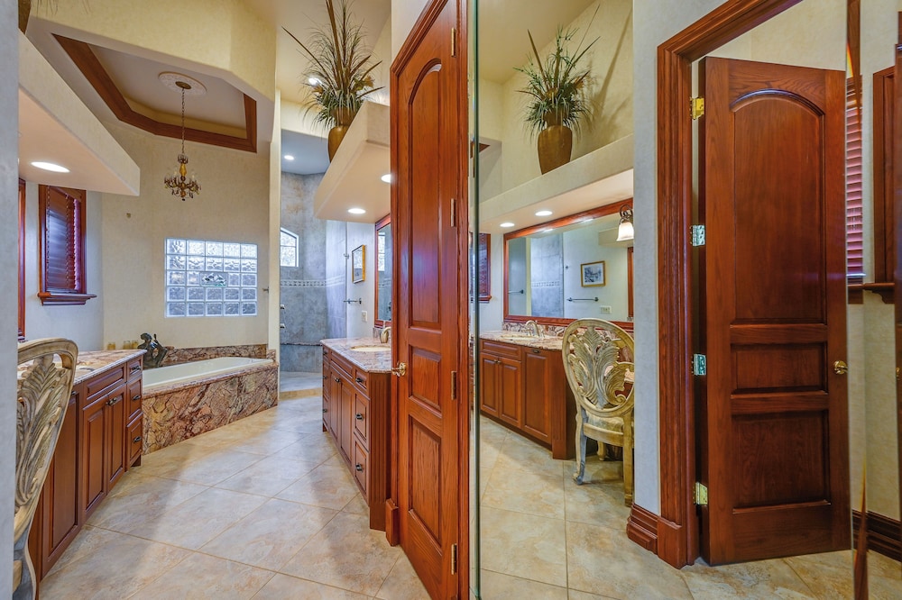 Waterfront Stunner: Effortless Elegance in Naples!