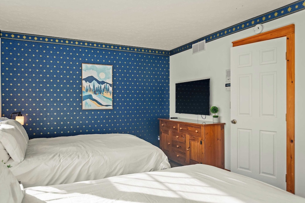 Mountain Escape With Game Room, Balcony & Stunning Views in the Poconos Christina