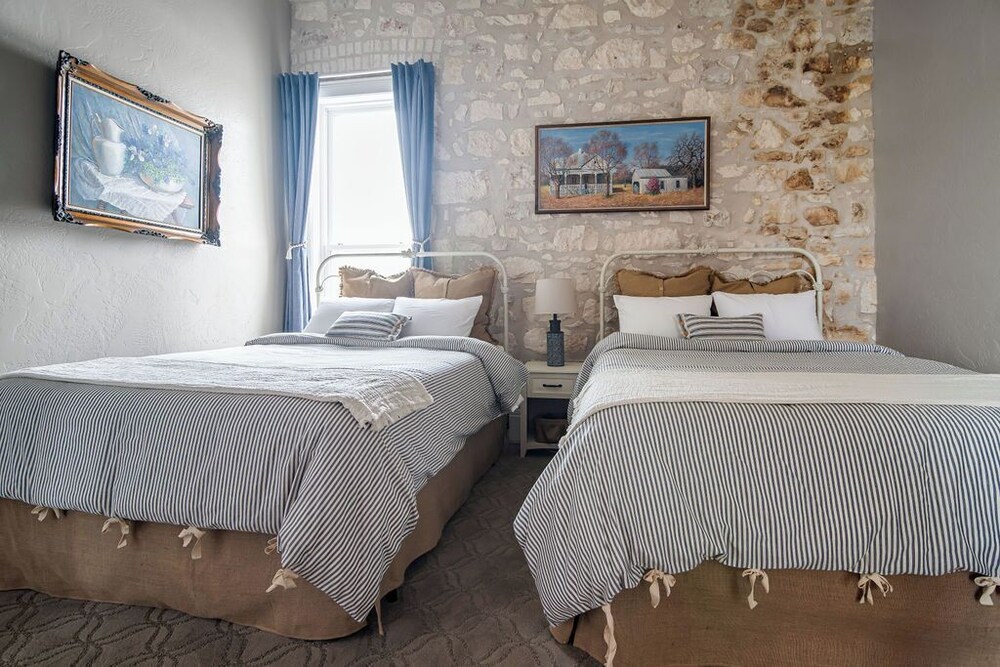The Bank on Main St - Historic Luxury Suite W/rooftop Deck Overlooking Main Street