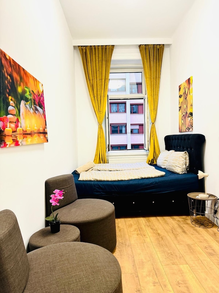 9BR Apt for 18P Walk to Augarten