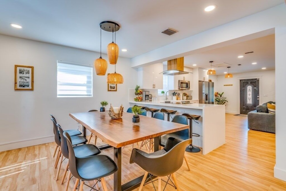 Fox Garden Luxury Boho Near Downtown & Beach 4 Bedroom Home