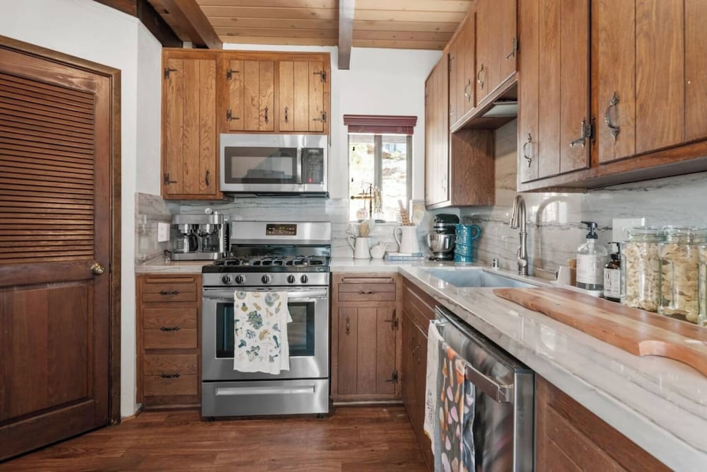 Stunning Lakefront Dock Views -Black Fox