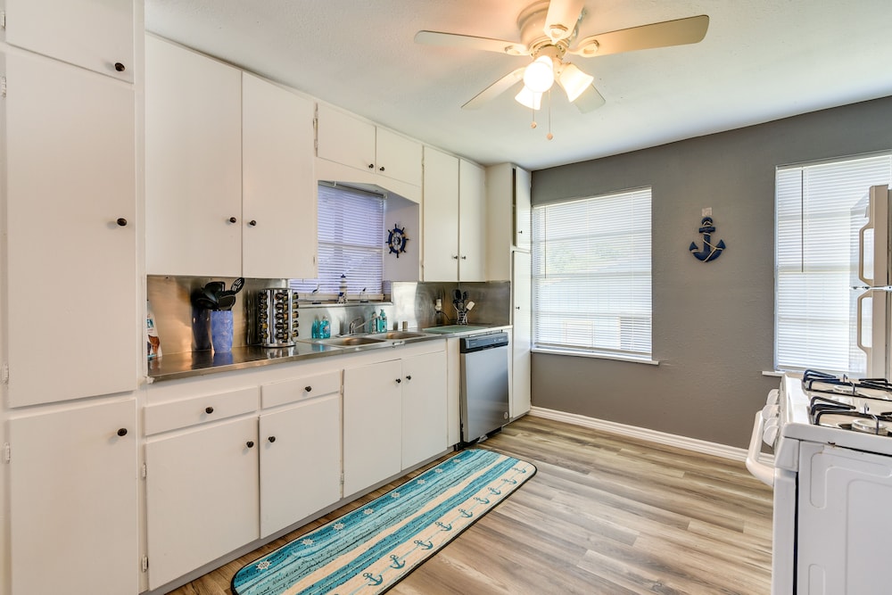 Deck & Fenced-in Yard: Texas Escape!