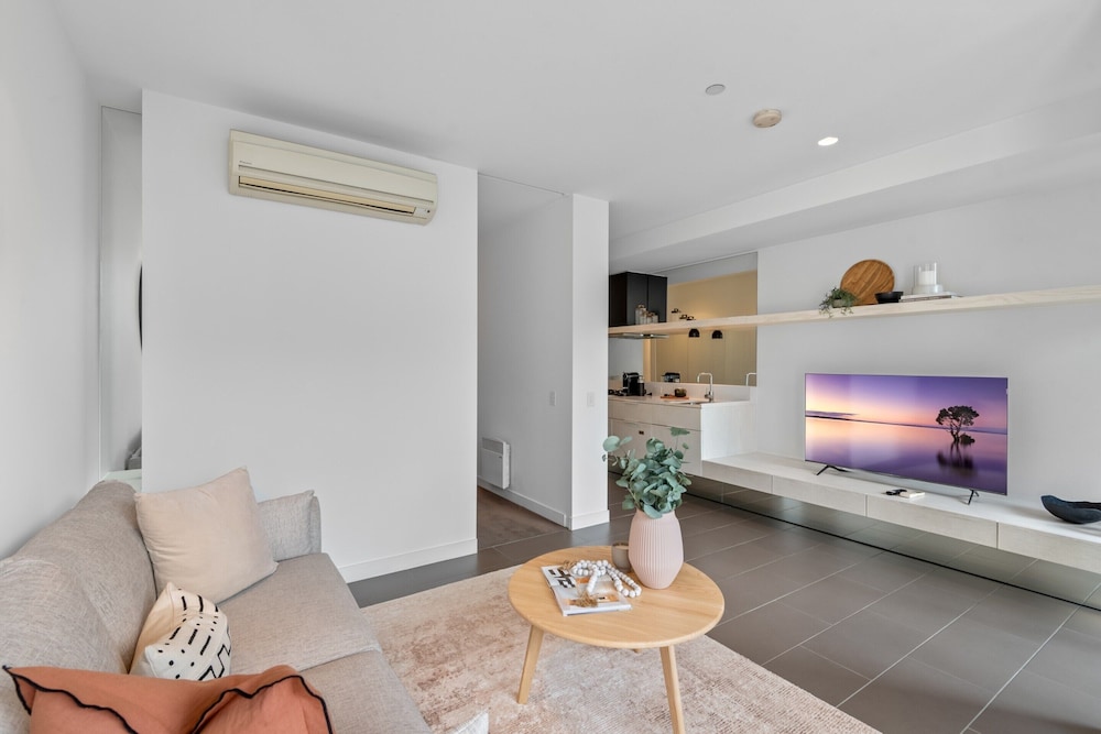 Chic City Escape With Pool, Gym & Parking