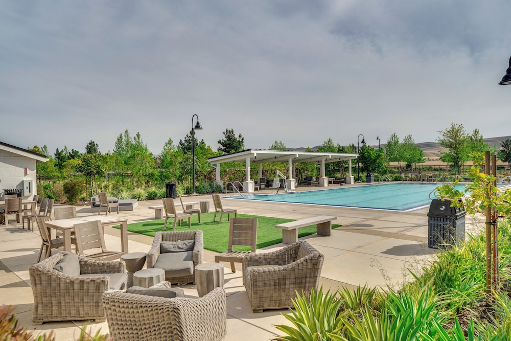 Pool Paradise: Spacious Tracy Home w/ Yard!