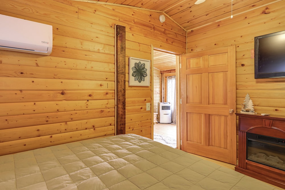 Private Hot Tub & Fire Pit: Pine Cabin Near Hiking