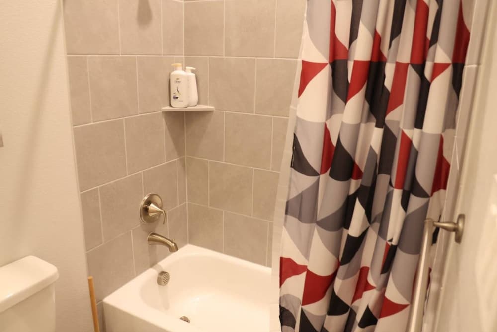 Spacious Home w Putting Green -for Extended Stays