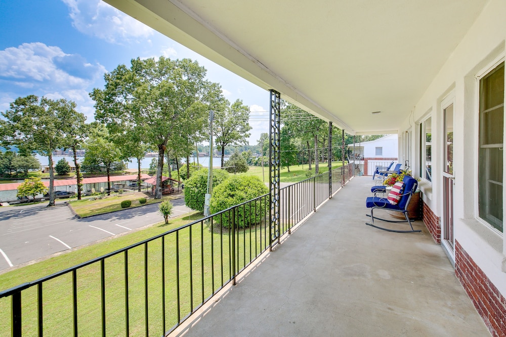 Cozy Hot Springs Vacation Rental on Lake Hamilton! view 4