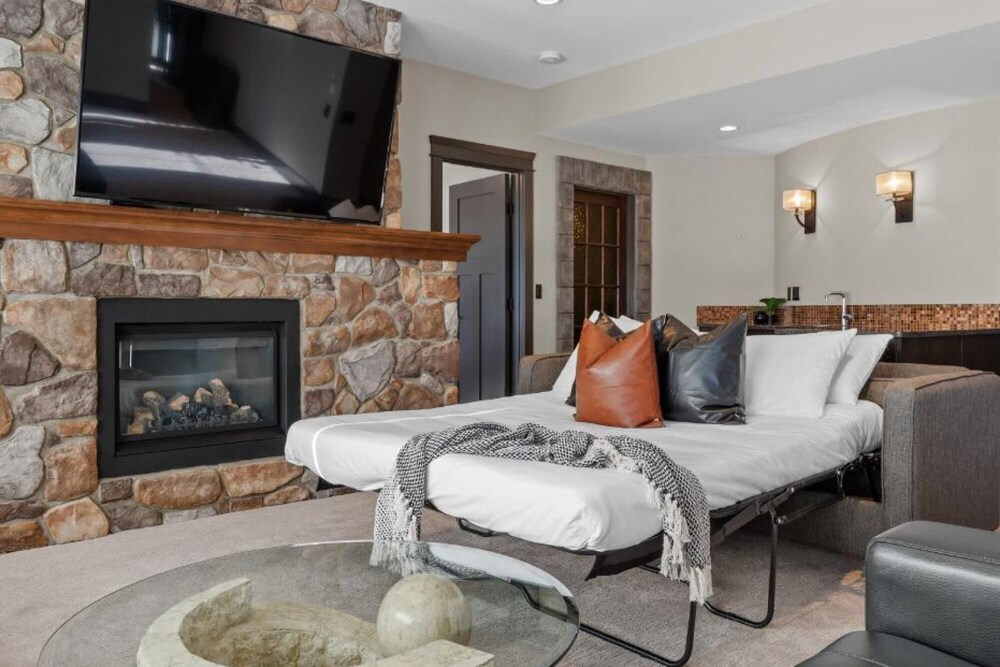 Windhorse Manor No Service Fees Patio BBQ