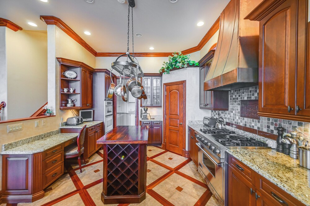 Waterfront Stunner: Effortless Elegance in Naples!