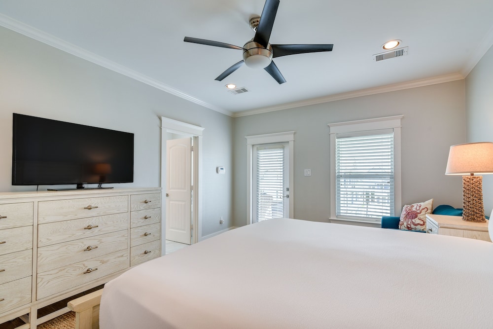 Walk to Ocean: Beach House w/ 2 Decks in Galveston