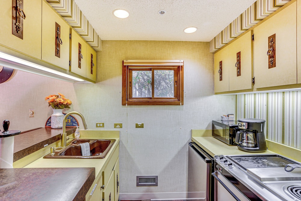 10 Mi to Skiing: Durango Condo w/ Golf Course View