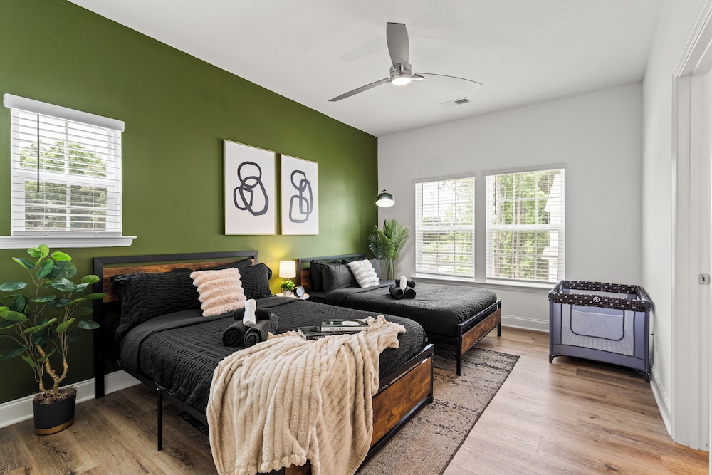 Luxe 3BR Townhouse Mins to Uptown CLT