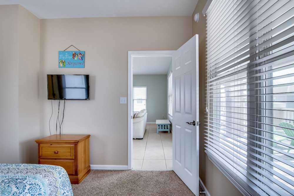 Sandy Toes 4 Bedroom Home by RedAwning view 5