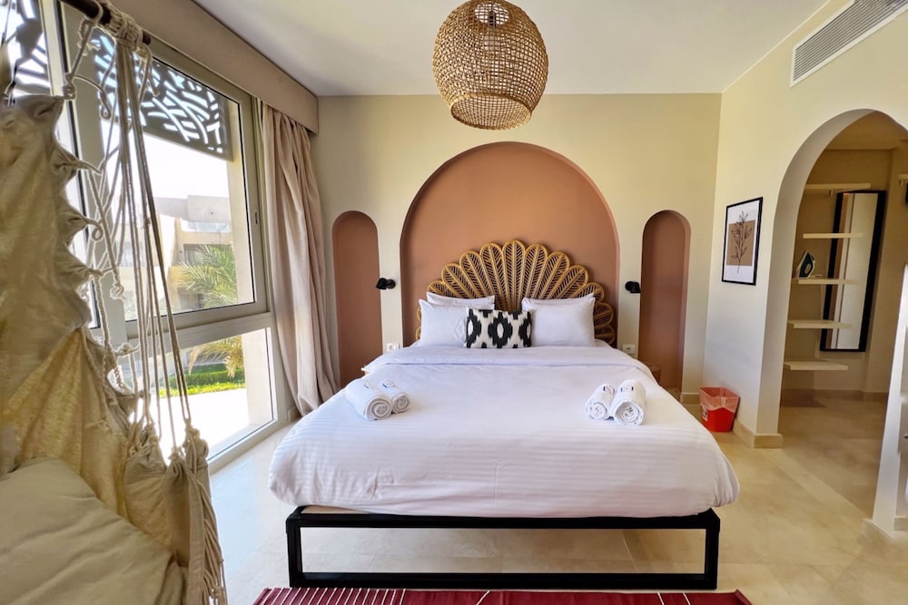Xuru Stays I Exotic 1bdr w/ Outdoor Terrace Pool & Beach Access
