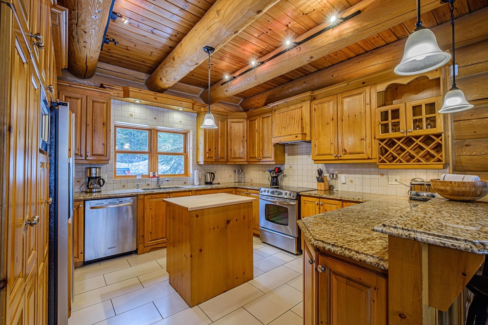 Executive Plus 52 - Beautiful Spacious log Home With Private hot tub Pool