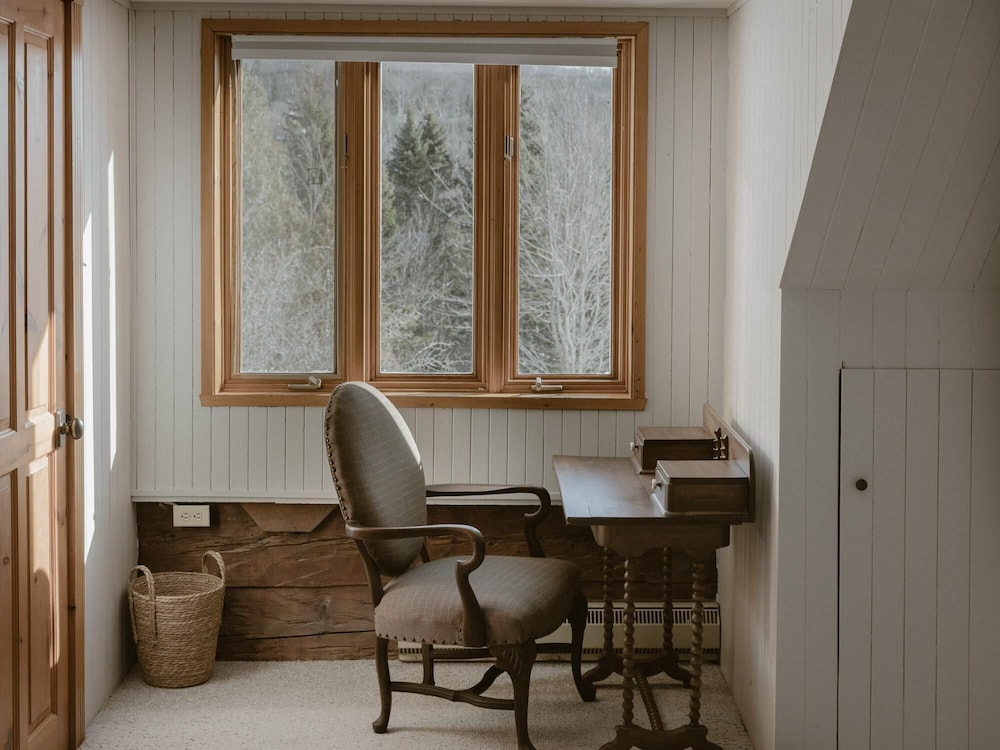 Manoir du Canard - 1800s Authentic Quebecois log Home With Modern Amenities