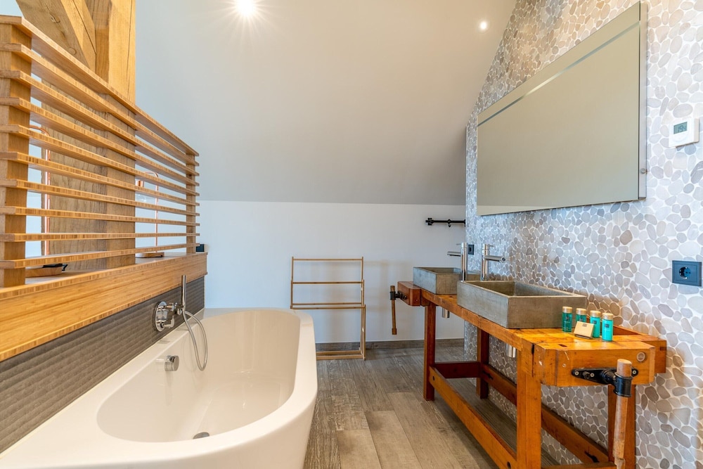 Stylish Overnight Stay With a hot tub and Atmospheric Fireplace
