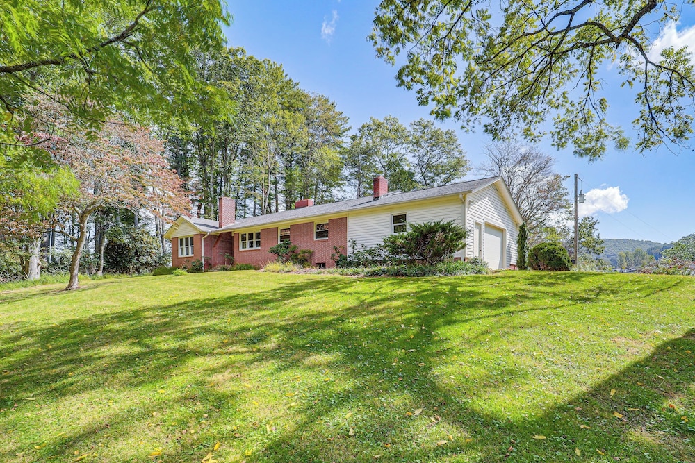 Hike & Leaf Peep! Peaceful Home in Laurel Springs