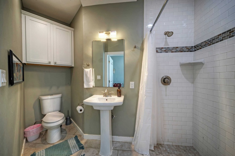 Sleeps 19 2 Homes w/ Pool, Foosball+shuffleboard Mins to the Beach + Shops