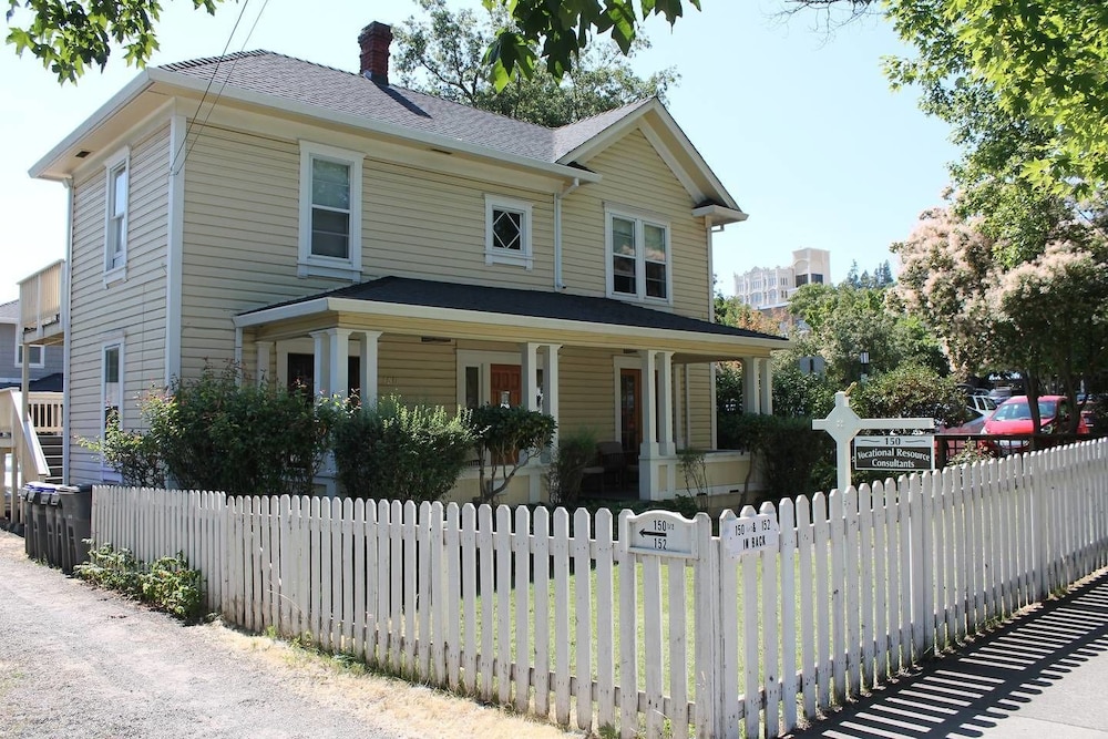 Ashland Vacations - The Pioneer Craftsman House - Closest to Osf - Property Image 5