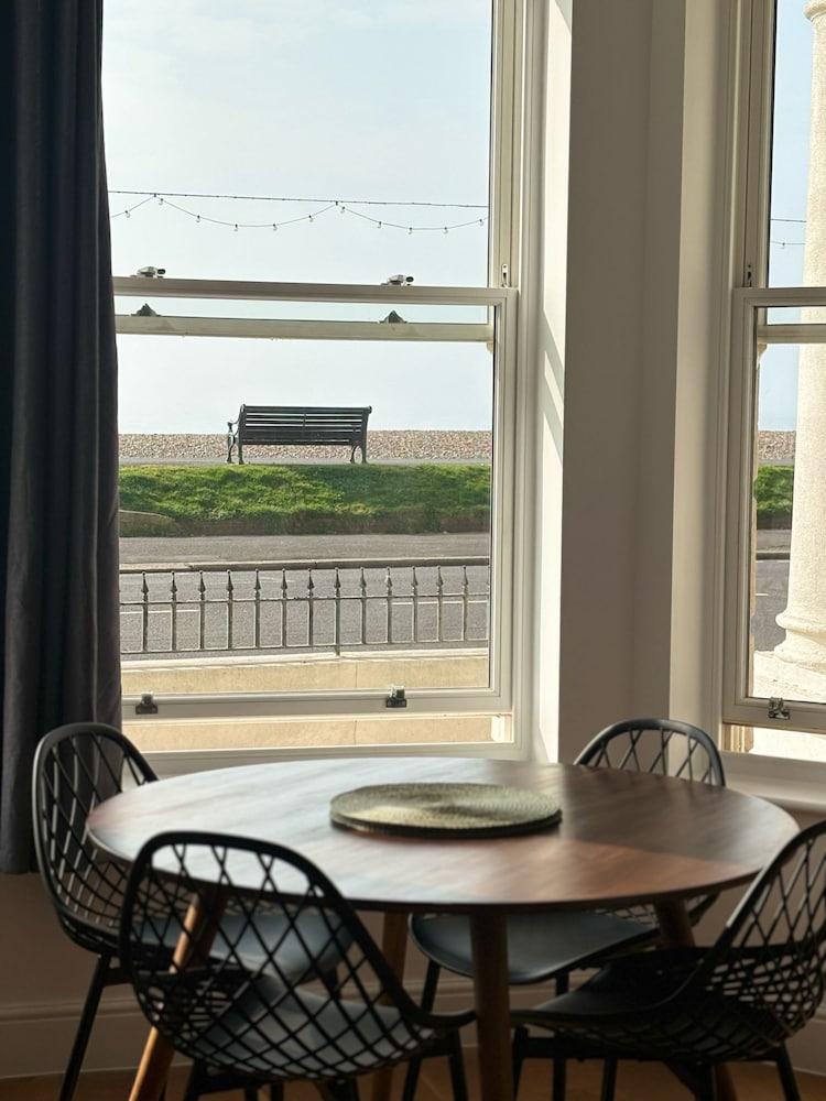 Beautiful 2 Bed Apartment on Beach by Urban Roost