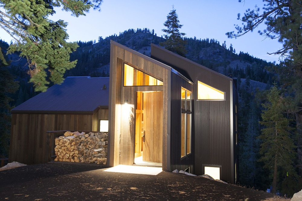 Lake Tahoe Vacations - Trapper Mc Nutt Modern Mountain 4 Bedroom Home by RedAwning - Property Image 9
