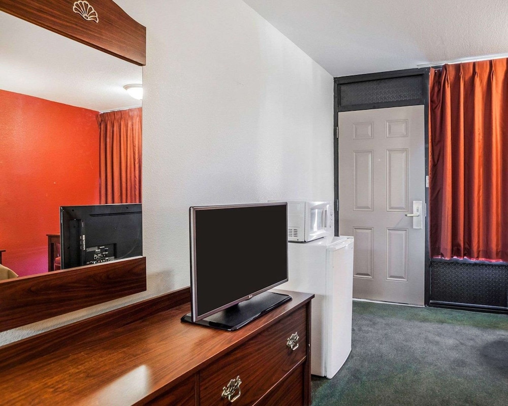 Jefferson City Vacations - Econo Lodge Jefferson City - Property Image 12
