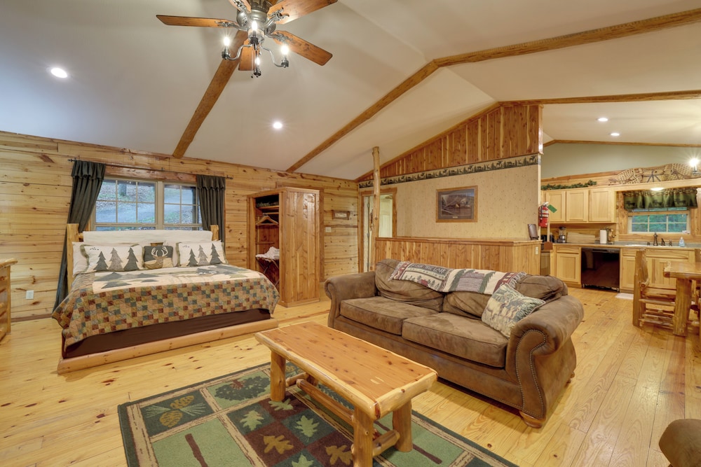 4 Mi to Beaver Lake: Peaceful Log Cabin w/ Deck!