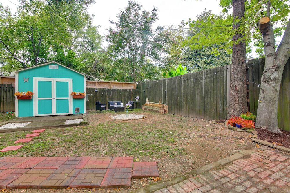 2 Mi to Memphis Zoo: Charming Home w/ Private Yard