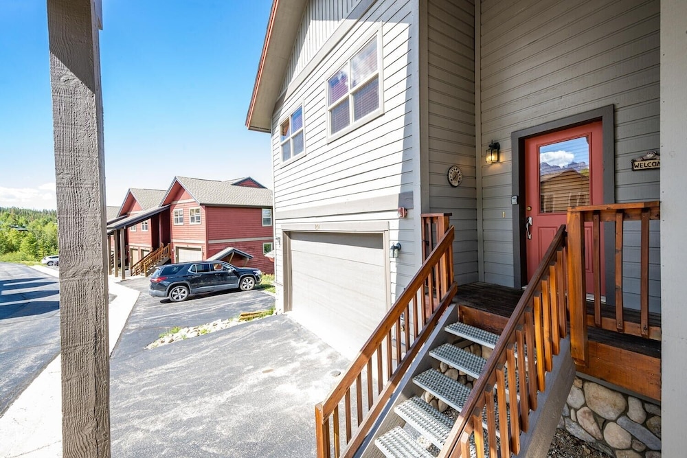 97A Exceptional Views, 4 BR, Central Location by RedAwning view 2