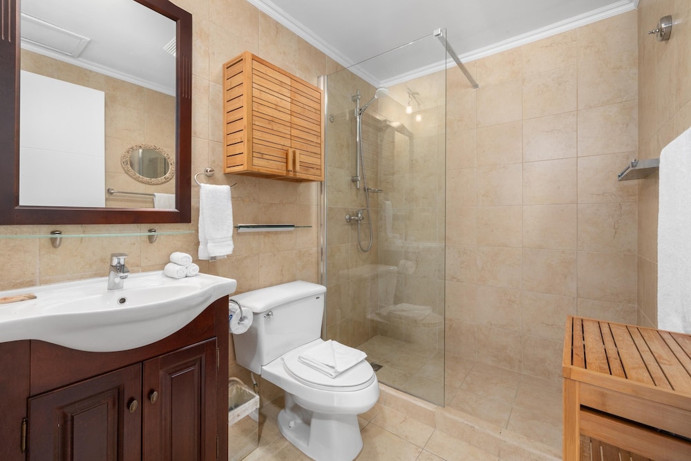 Gold Coast Townhome w Pools GYM 24 7 Security