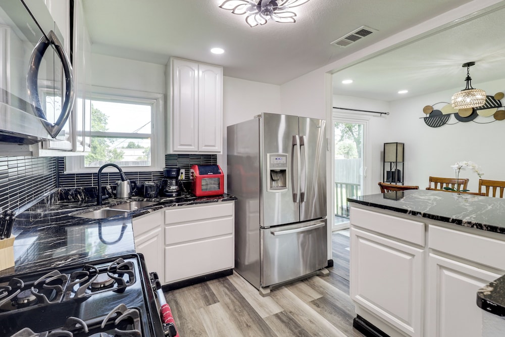 1 Mi to At&t Stadium: Family Home w/ Large Yard!
