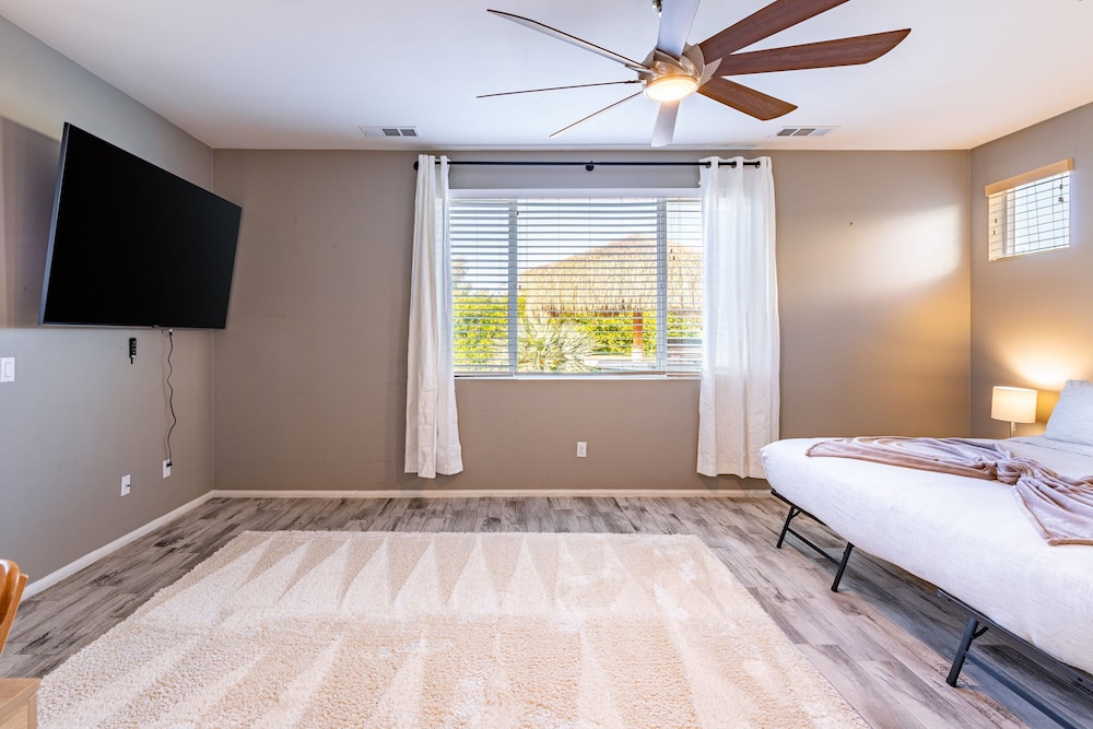 Luxe Indio Stay w Pool Tiki Bar Fire Pit Near Coachella Longfellow